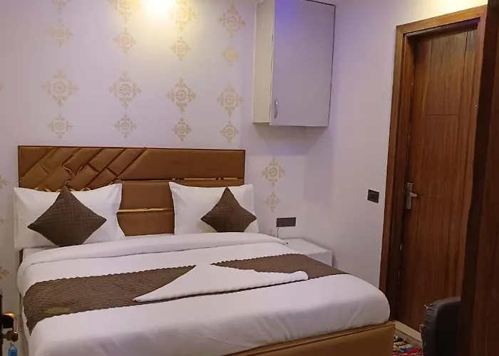 Hotel Np International - Near Govindpuri Metro