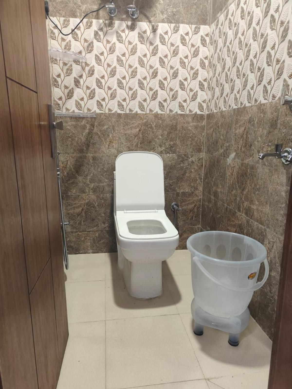 Hotel Np International - Near Govindpuri Metro